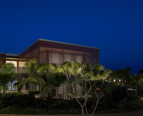 Vista frontal noturna