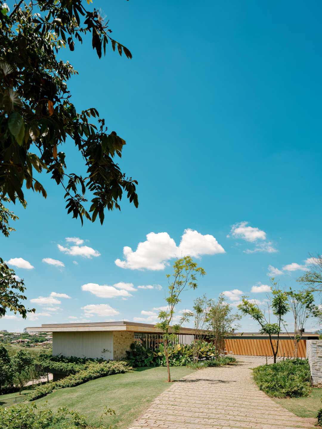 Casa Colméia projetada pela Sabella Arquitetura em Porto Feliz, SP.